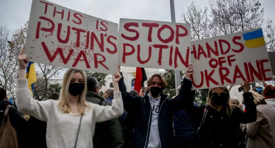 Manifestantes protestan contra la guerra de Vladimir Putin en Ucrania.
