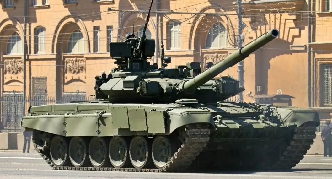 Un video de un tanque pasando sobre un vehículo civil durante la invasión de Rusia a Ucrania, demostrando el horror de la guerra, le da la vuelta al mundo.
