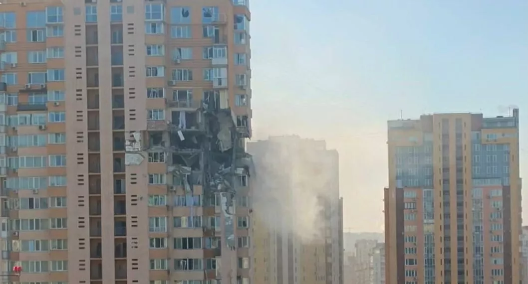 Así quedó un edificio residencial impactado con un misil ruso en Kiev, capital de Ucrania.