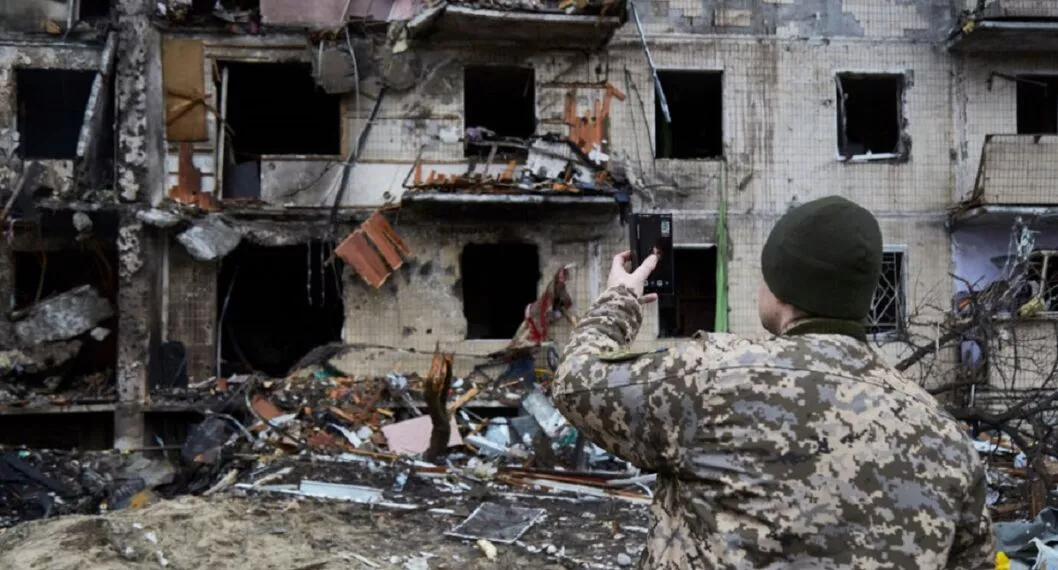 Un combatiente civil ucraniano documenta la destrucción de los ataques rusos en Kiev.