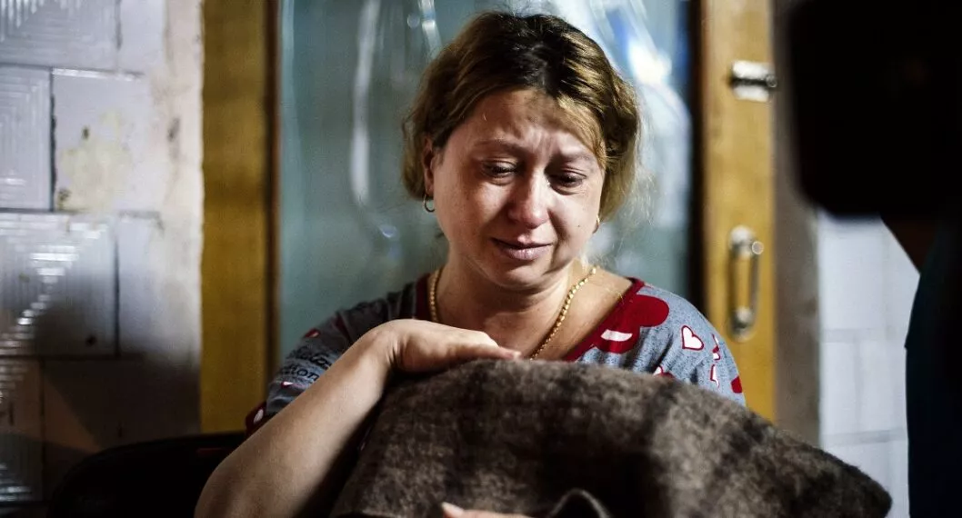 Madre ucraniana sosteniendo a su hija recién nacida ilustra nota sobre historia similar