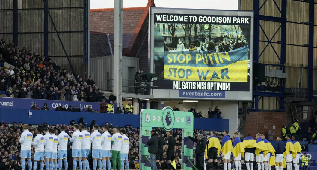 Imagen de los jugadores del Everton y el Manchester City protestando contra Rusia por invasión a Ucrania