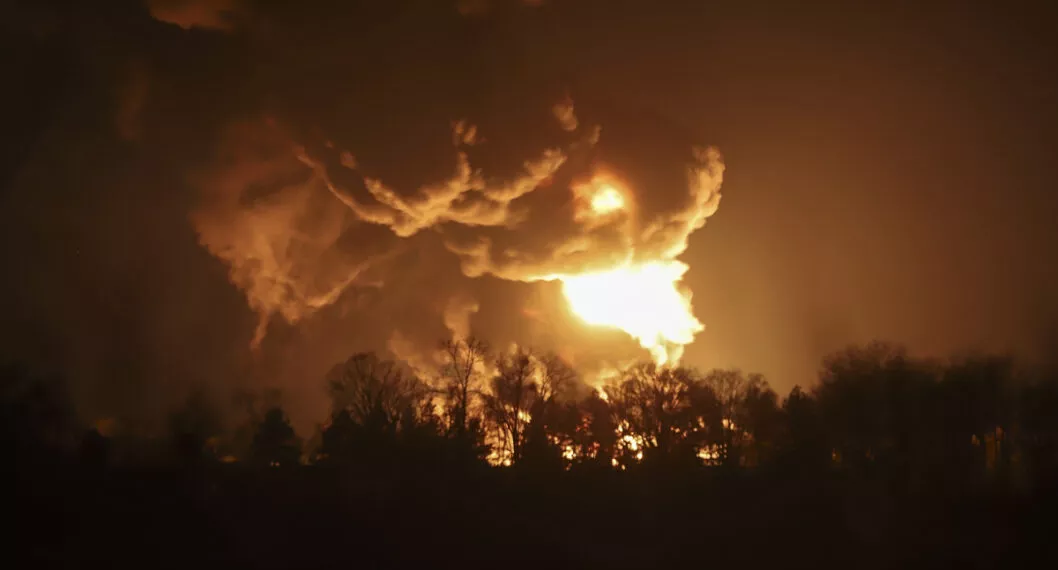 Qué tan cerca está la guerra entre Rusia y Ucrania en llegar a Kiev y video de la explosión en una petrolera.