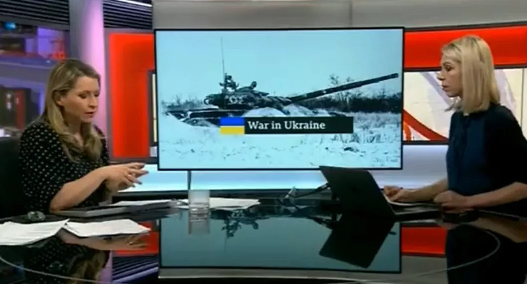 Periodista ucraniana, Olga Malchevska,  llora al ver en vivo los restos de su casa luego de ser bombardeada en Kiev por los rusos. 