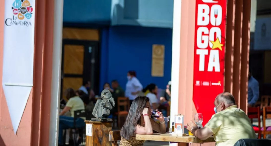 Restaurantes utilizando espacio público ilustran nota sobre nuevos cobros en 'Bogotá a cielo abierto'