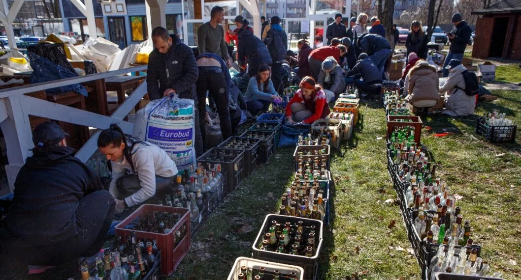 Habitantes de Kiev y otras ciudades ucranianas se han reunido para fabricar bombas caseras 'molotov'. Las búsquedas en Google con ese término han aumentado.