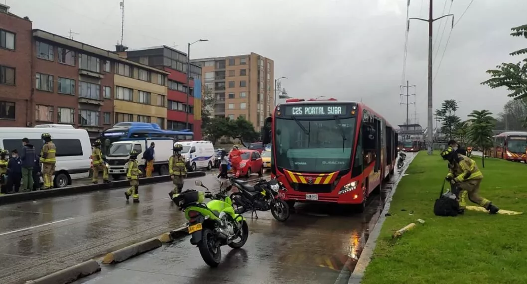 Monumental trancón en Avenida NQS de Bogotá por choque de Transmilenio con moto