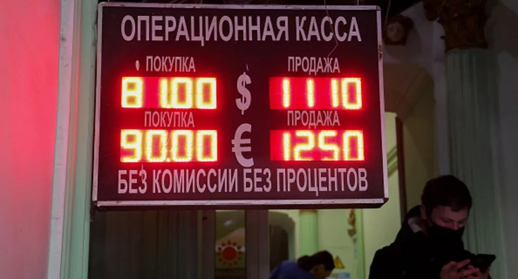 Rusos, preocupados por sus ahorros por la fuerte caída del rublo