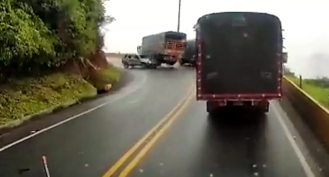 Camión que adelantó en curva y chocó a 2 carros, en Alto Matasanos de Barbosa, Antioquia.