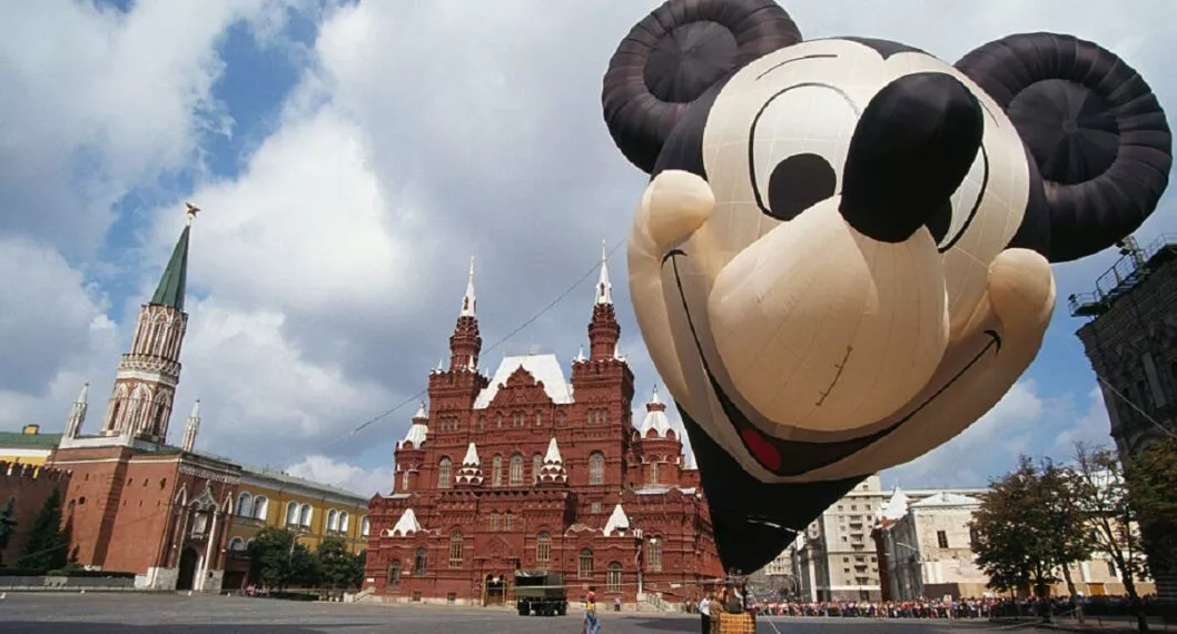 Un globo de Mickey Mouse en la Plaza Roja de Moscú.