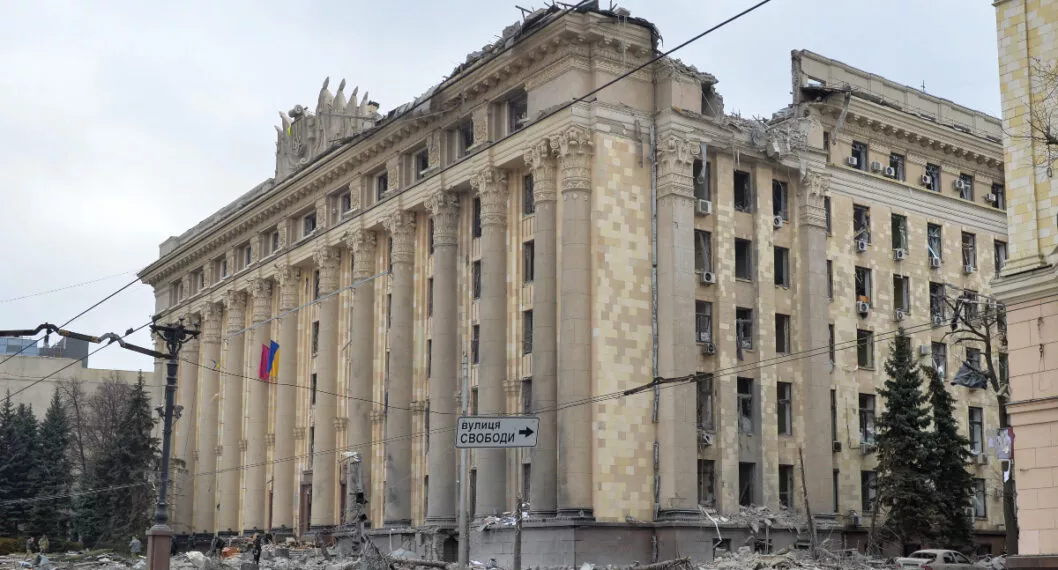 [Video] El bombardeo de tropas rusas a un edificio estatal en Ucrania; hay nueve muertos