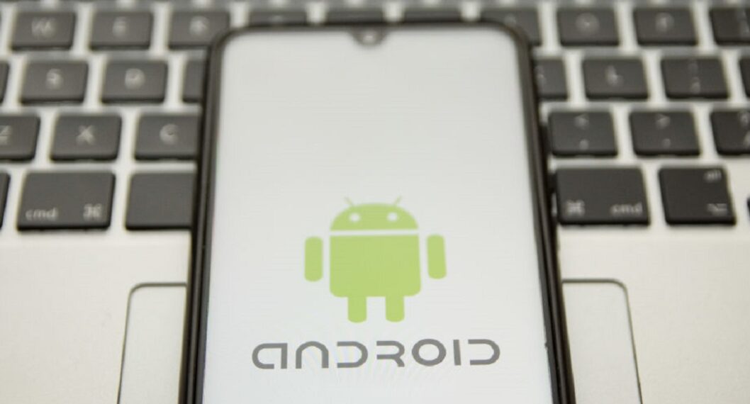 Imagen de un celular Android a propósito de los orificios que nadie conoce cuál es su funcionalidad