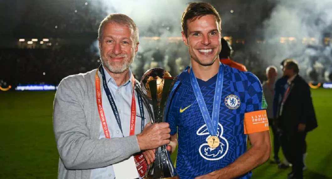 Imagen del dueño del Chelsea con el Mundial de Clubes y su capitán a propósito de la posible venta del equipo por la guerra de Rusia  
