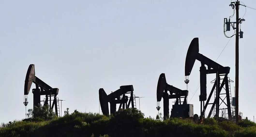 Imagen de campo petrolero ilustra artículo Barril de petróleo WTI supera los 115 dólares