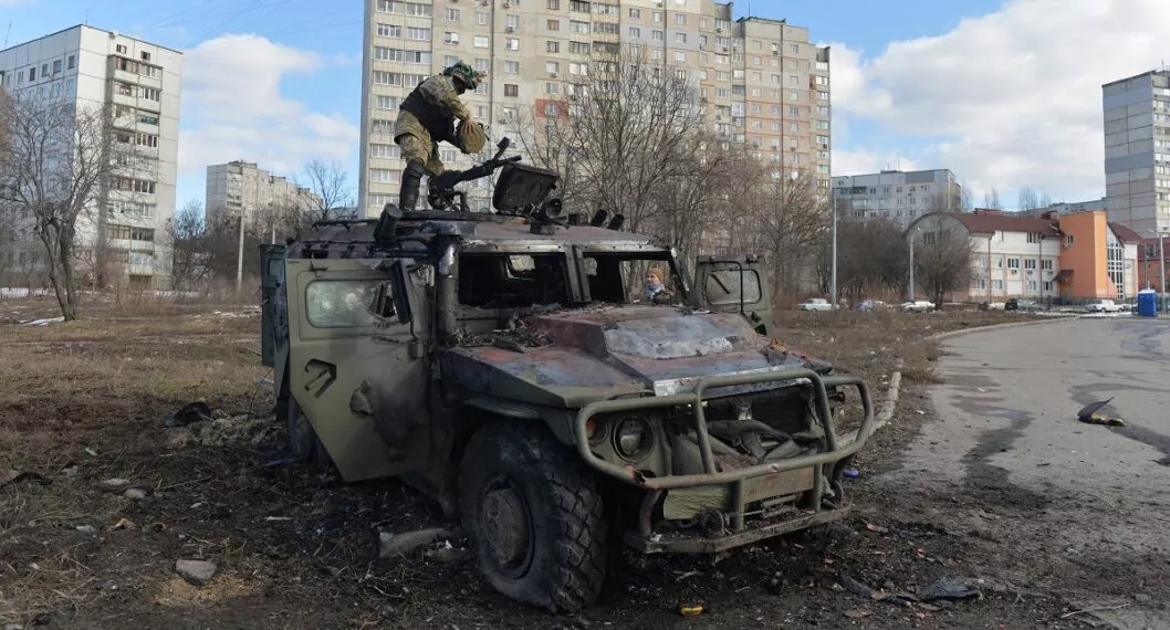 Un combatiente de Defensa Territorial de Ucrania examina un vehículo de movilidad de infantería ruso GAZ Tigr, destruido después de la pelea en Kharkiv el 27 de febrero de 2022.