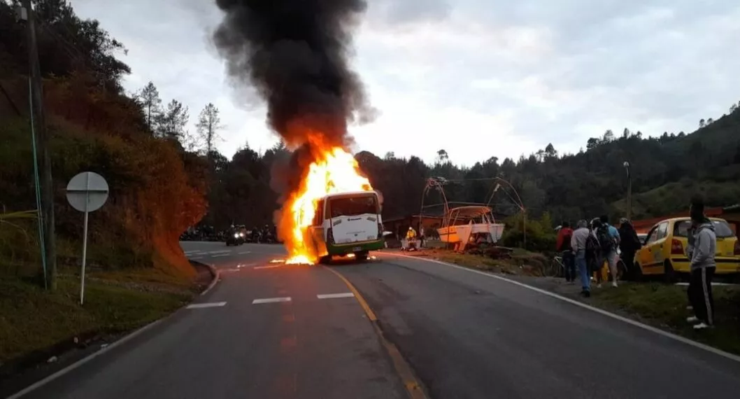 El motociclista falleció al estrellarse de frente contra un bus de servicio intermunicipal en la vía que comunica a La Ceja con Don Diego, Antioquia.