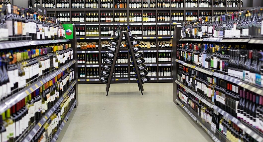 Zona de bebidas de un supermercado, ilustra cuándo será la ley seca en Colombia por elecciones de marzo 13 de 2022.