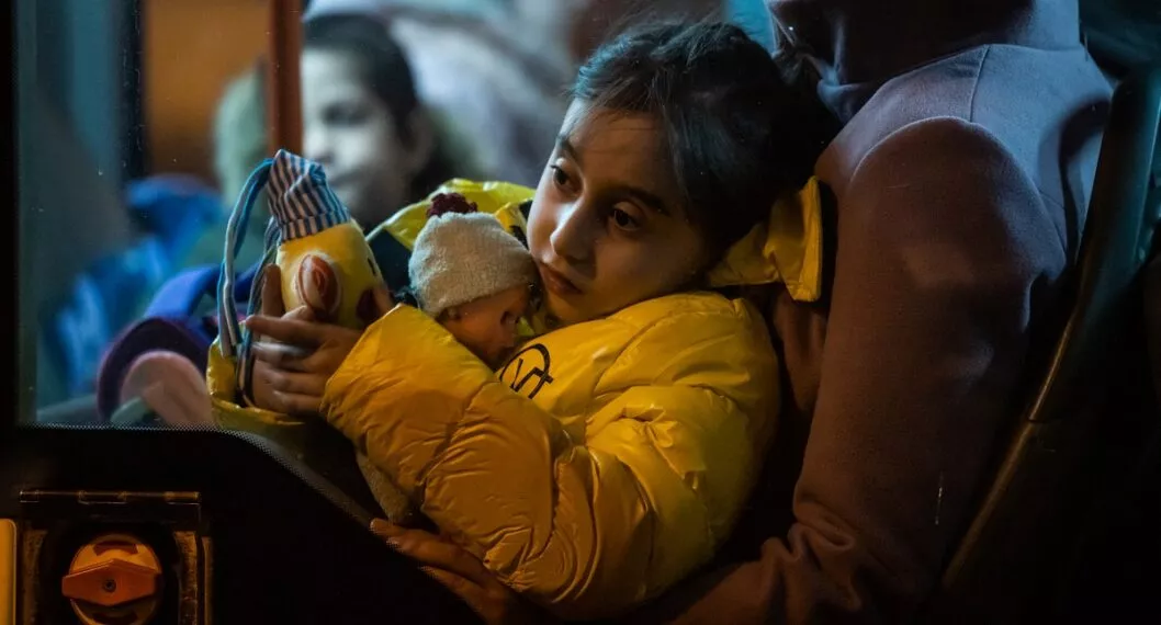 Imagen de desplazados por la guerra en Ucrania ilustra artículo fotografía de invasión de Rusia a Ucrania le da la vuelta al mundo