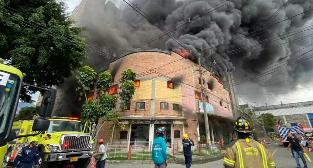 Se registra un incendio de grandes magnitudes en el barrio Chagualo, a escasos metros de una urbanización residencial.