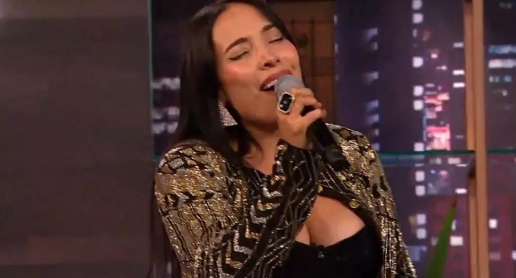 Luisa Fernanda W cantó sin ayuda en Canal RCN y se le olvidó la letra.