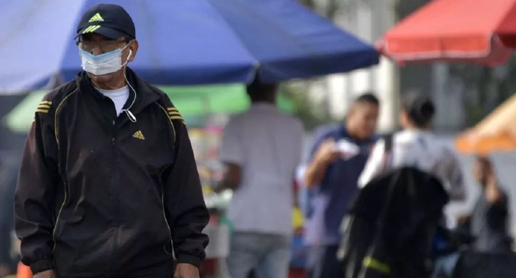 Hombre usando tapabocas en Bogotá ara evitar el contagio con COVID-19. 