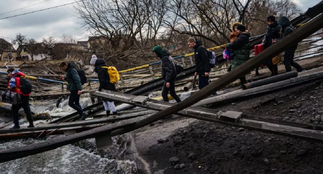 Civiles tratan de huir de la violencia en Ucrania, durante los ataques de Rusia en 2022.