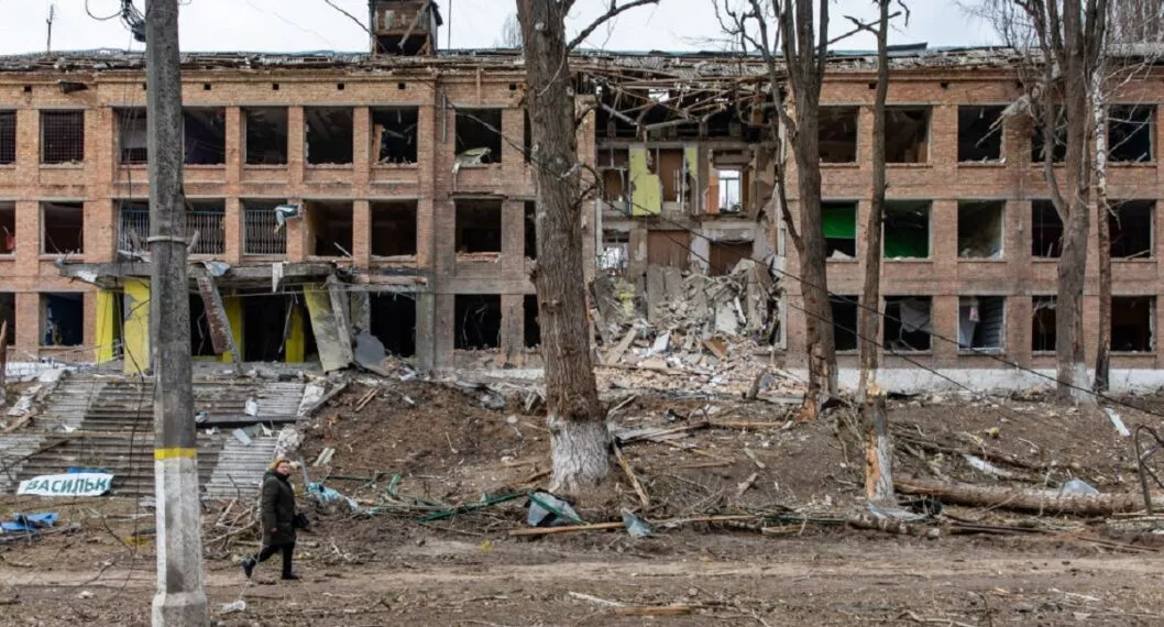 Imagen de referencia de un edificio bombardeado por Rusia en Ucrania.