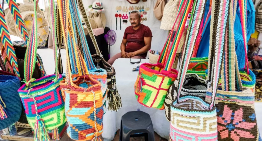 Explicación del bajo monto que reciben mujeres indígenas por mochilas Wayuu. Tienen ganancias por unos 40.000 pesos mensuales. 