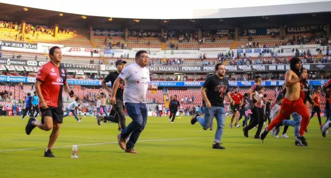 Fuertes sanciones contra equipo de Querétaro por batalla campal en estadio