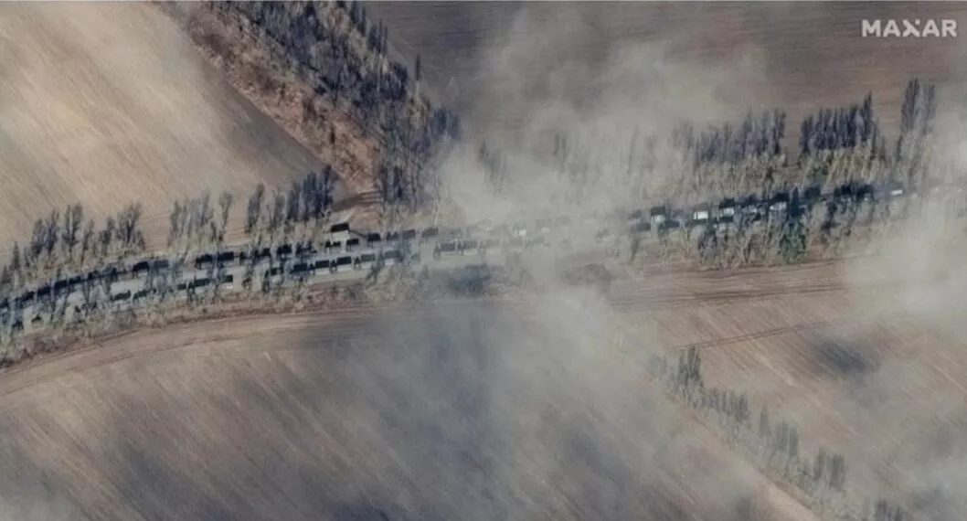 Imágenes de satélite de Maxar Technologies sobre columna rusa de más de 60 Km de largo hacia con rumbo a Kiev.