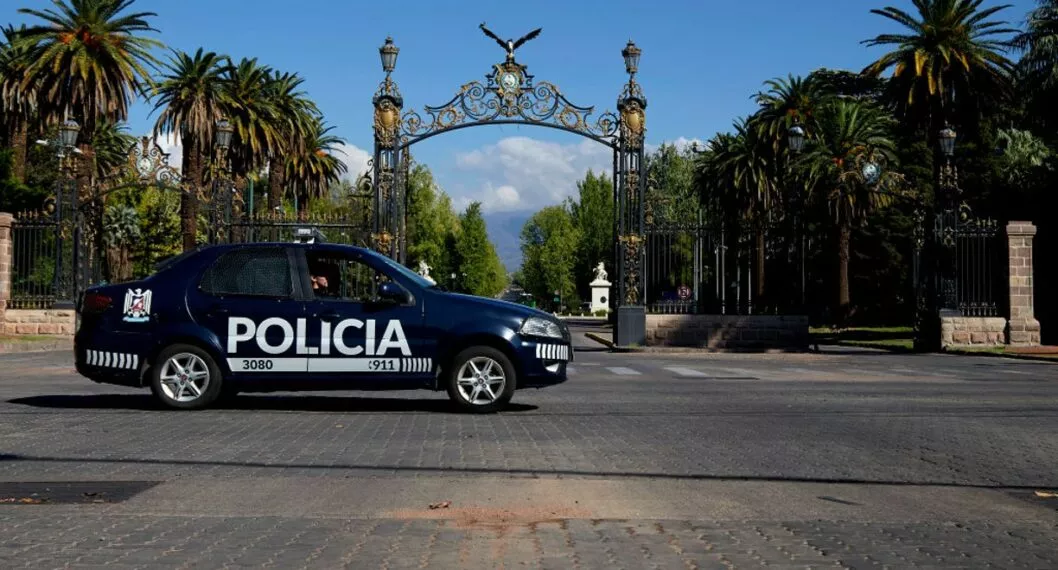 Carro de policía en Mendoza, Argentina, ilustra nota de mamá que entregó a su hijo a la policía