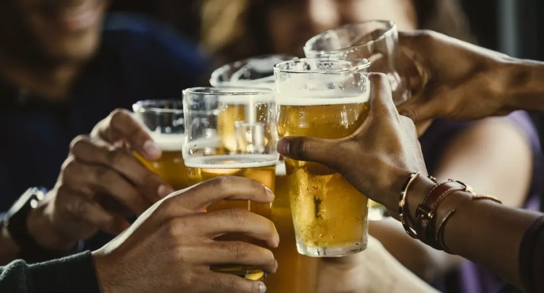 Imagen de personas tomando cerveza a propósito del dinero que perderán los bares por la Ley Seca de las elecciones del domingo 13 de marzo