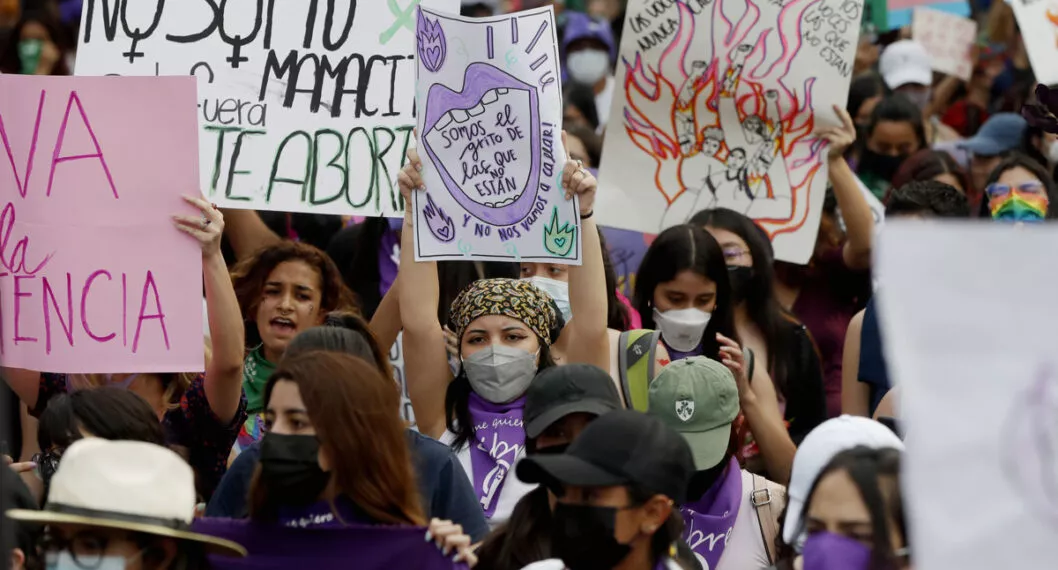 Mujeres marchan por las calles de la Ciudad de Guatemala para conmemorar el Día de la Mujer, ilustra nota de aprobación de leyes antiaborto y contra matrimonio homosexual