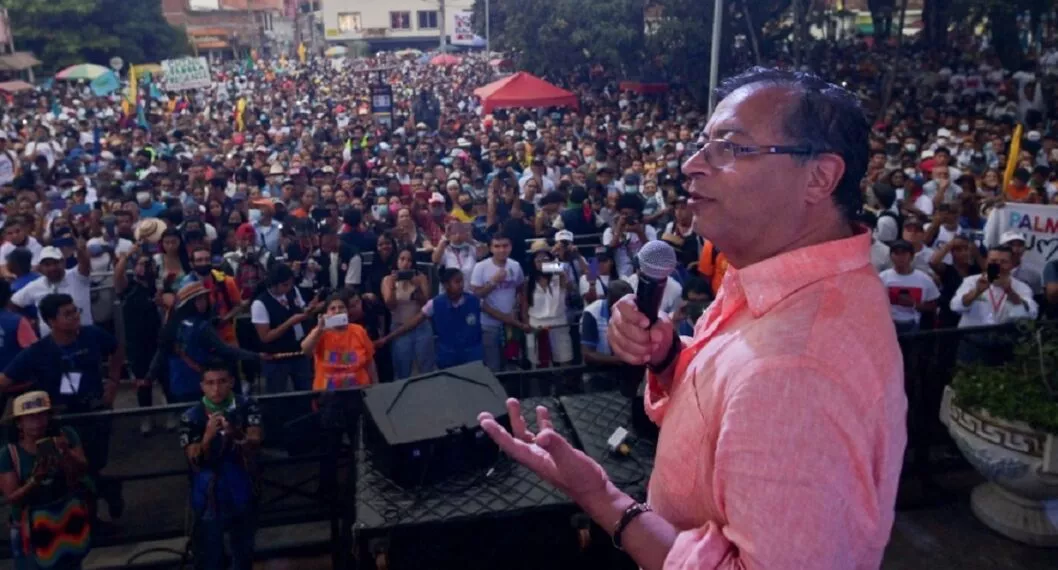 Gustavo Petro, candidato presidencial, en plaza pública . 