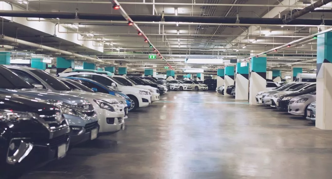 Imagen de carros en un parqueadero a propósito del cobro de 175 millones de pesos en estacionamiento de centro comercial en Envigado
