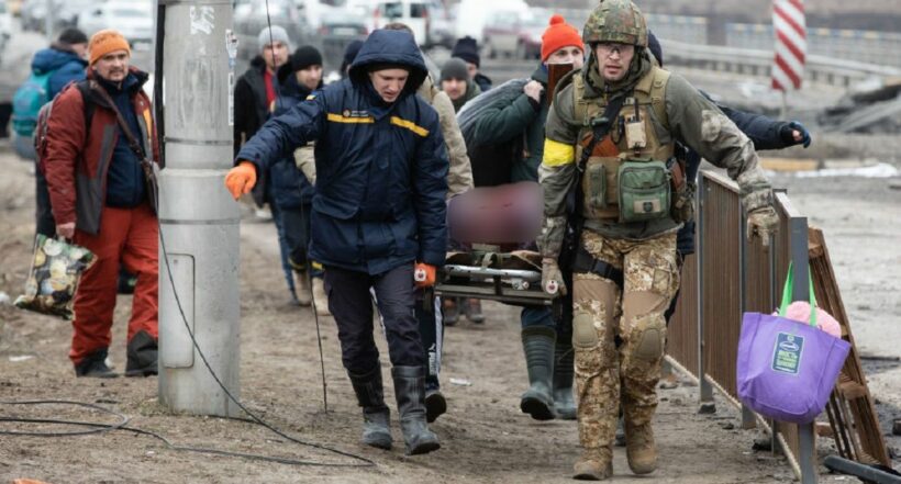 Imagen ilustrativa de soldados ucranianos evacuando heridos.