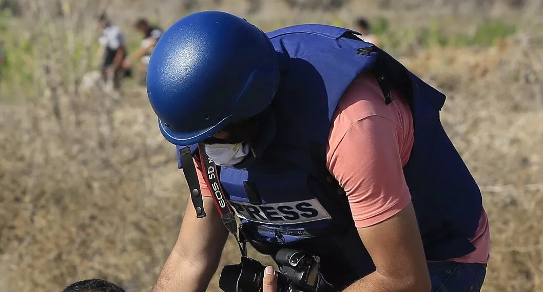 Imagen de periodista con casco y chaleco antibalas ilustra artículo Empresa colombiana vende prendas blindadas en Ucrania
