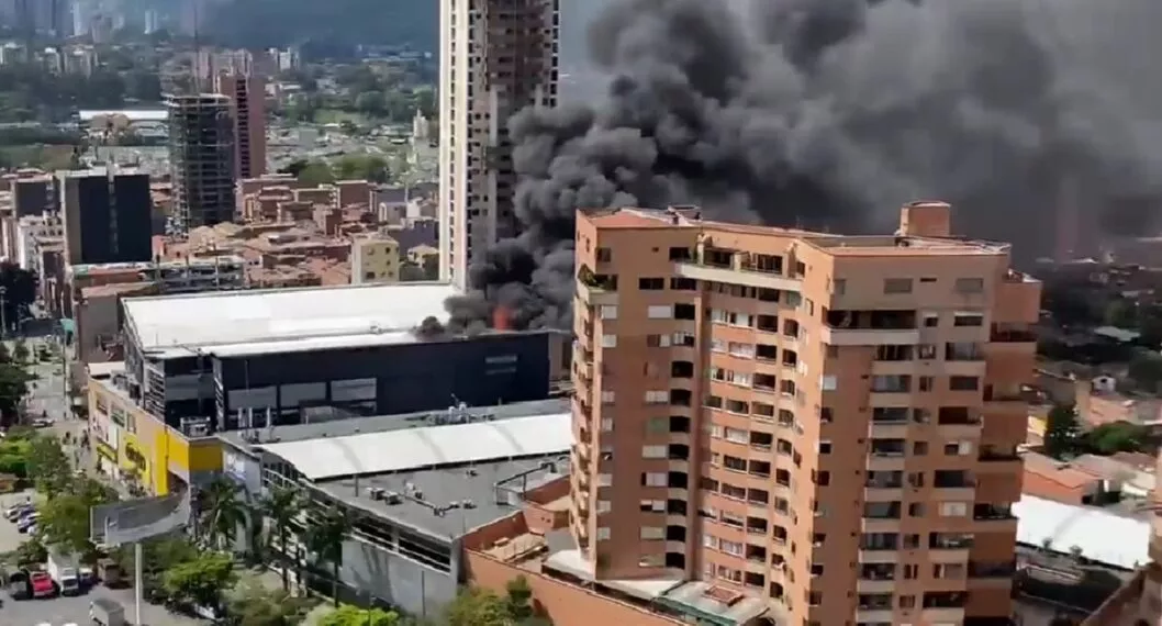 Grave incendio en centro comercial de Sabaneta, Antioquia (videos)
