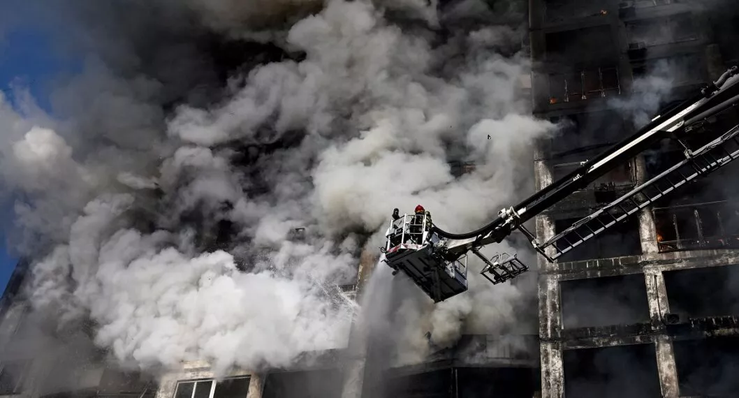Edificio civil en Kiev bombardeado por Rusia.
