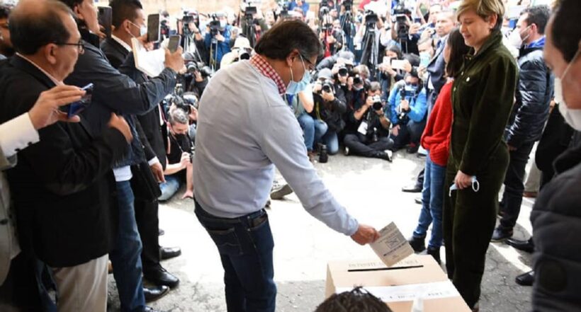 El candidato Gustavo Petro, depositando su voto el 13 de marzo del 2022.
