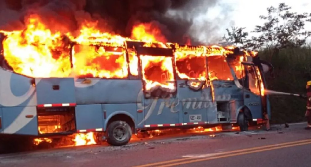 Imagen del bus en el lugar del accidente hoy Antioquia, que deja 12 personas heridas en La Pintada