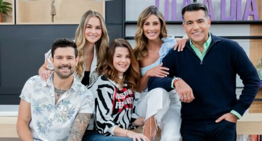 Juan Diego Alvira, Catalina Gómez, Carolina Cruz, Carolina Soto y Carlos Calero, en 'Día a día', a propósito de que Juan Diego Vanegas y Carlos Calero se casan en 2022.