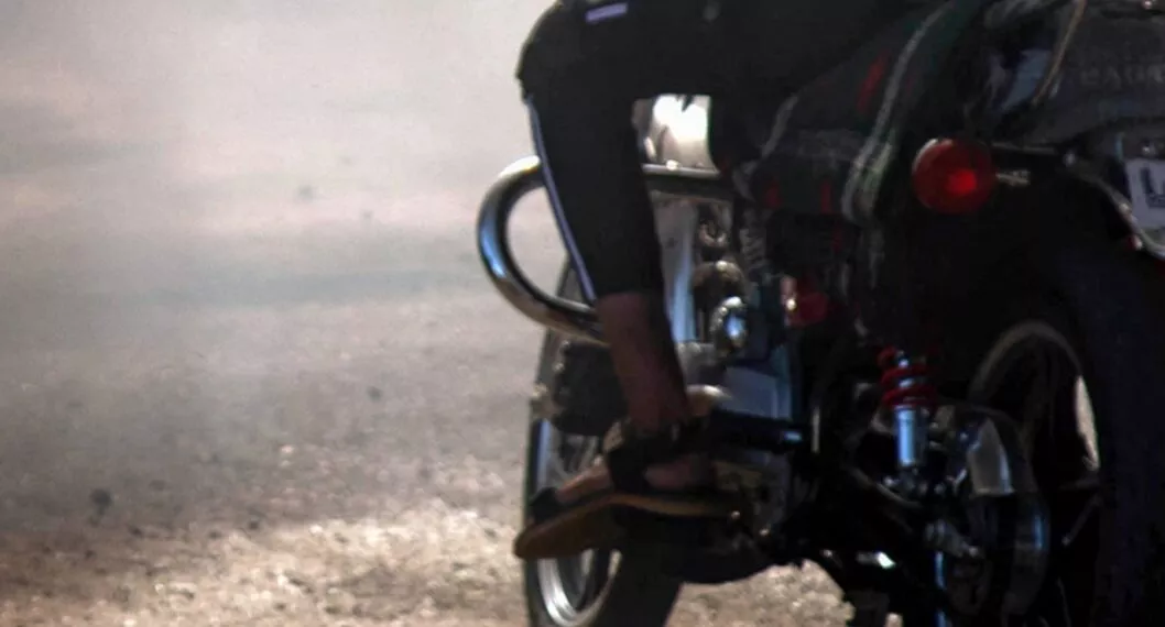 Imagen de motociclista ilustra artículo Hombre en moto ataca a mujeres tirándoles pedradas