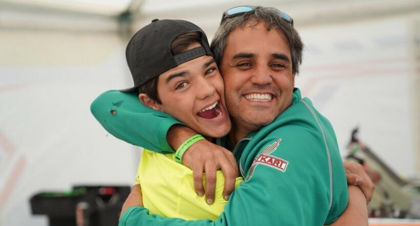 Juan Pablo Montoya bromea con su hijo sobre Sebastián Montoya en carrera que correrán juntos.