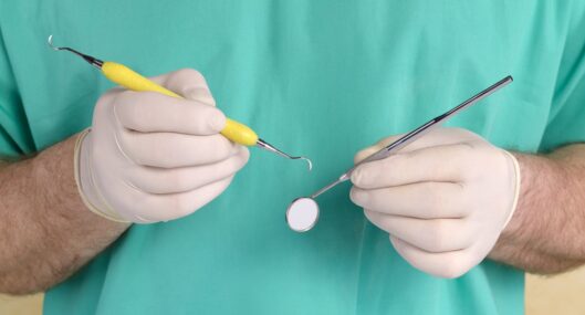 Odontólogo estafaba pacientes dañándoles dientes, en Estados Unidos