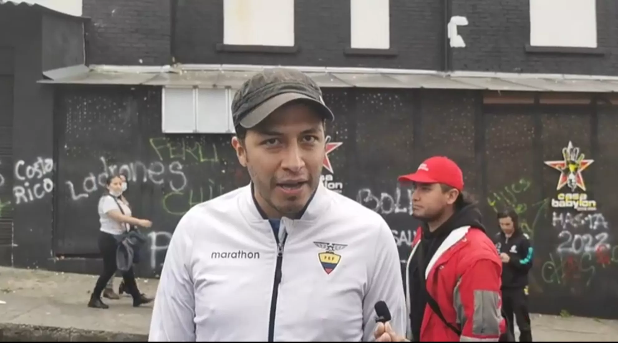 Turista de Ecuador habla molesto desde Chapinero, en Bogotá, y se queja por cancelación del Jamming Festival.