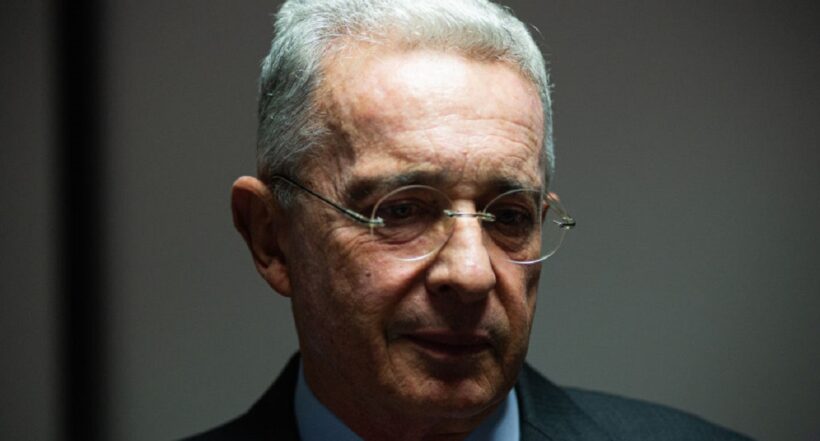 El exsenador Álvaro Uribe Vélez, investigado por presunta manipulación de testigos.