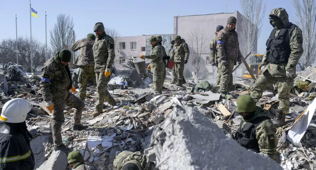 Soldados ucranianos buscan sobrevivientes en cuartel atacado en la ciudad de Mikolaiv