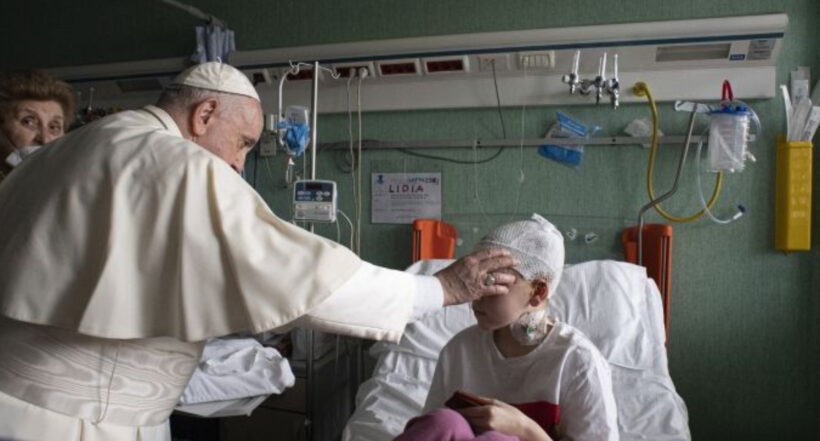 A pesar de las diferencias religiosas, papa Francisco visitó a niños refugiados de Ucrania