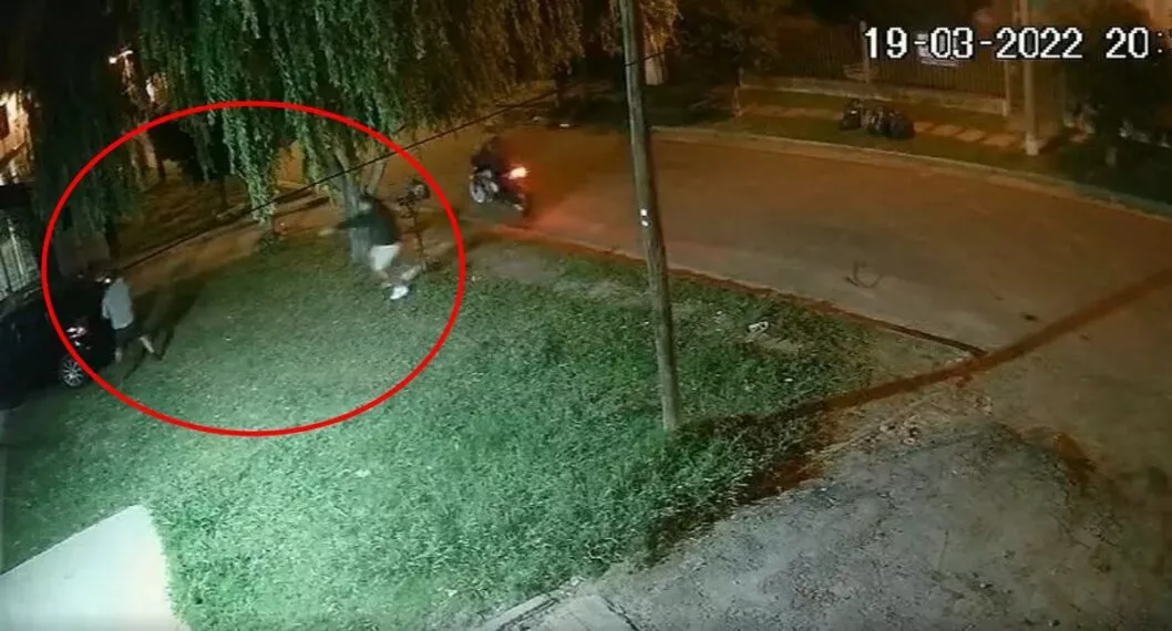 Hombre lanza piedras a ladrones que querían llevarse su carro (video)